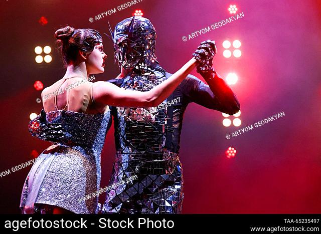 RUSSIA, MOSCOW - NOVEMBER 26, 2023: Actors Ksenia Utekhina (L) and Alexander Limin as the Mirror Man perform during a preview of the Sun Atom show at Oleg...