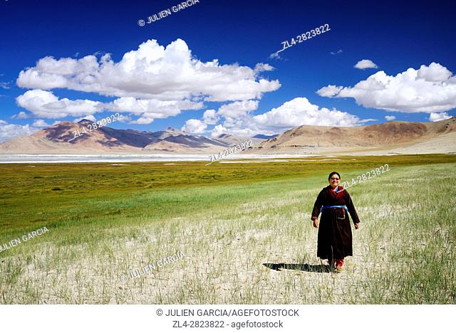 India, Jammu and Kashmir State, Himalaya, Ladakh, high-altitude plateau of Changthang (Changtang), Rupshu valley, woman wearing a goncha (Ladakhi traditional...