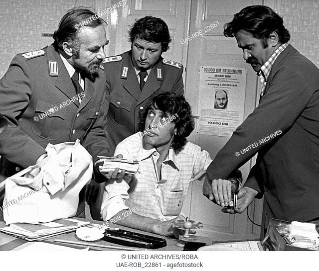 Die Episode ""... und dann ist Zahltag"" aus der Krimiserie ""Tatort""; Deutschland 1976, Regie: Jürgen Roland, Darsteller: Jörg Pleva (Mitte)