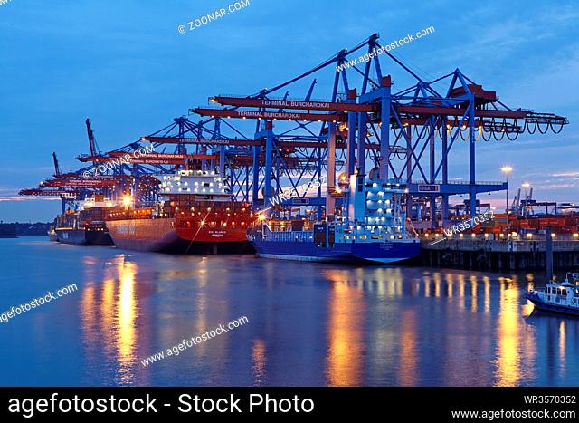 Die Containerschiffe Rio Blanco und Aurora werden am Terminal Burchardkai im Tiefwasserhafen Hamburg-Waltershof am Abend des 8