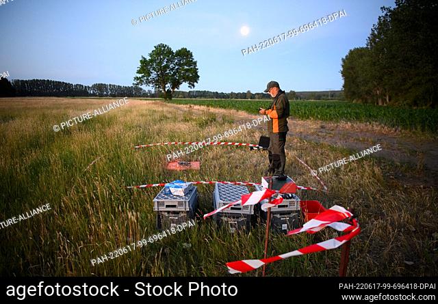 17 June 2022, Brandenburg, Bad Belzig/Ot Dippmannsdorf: The hunter Matthias Vollmer gets a drone with a thermal imaging camera ready for takeoff at the edge of...