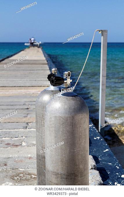 Sauerstoffflaschen auf einem Steg am Meer