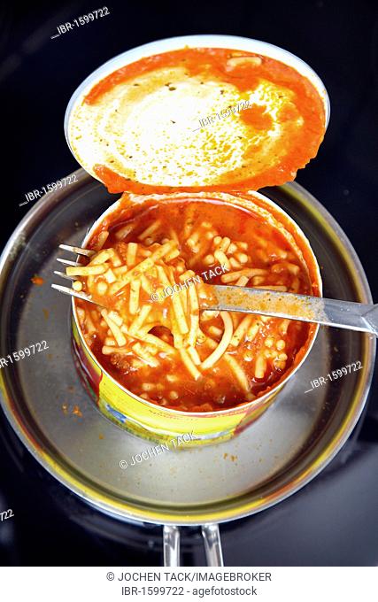 Reheating an instant meal in a tin can in a water bath, Spaghetti Bolognese