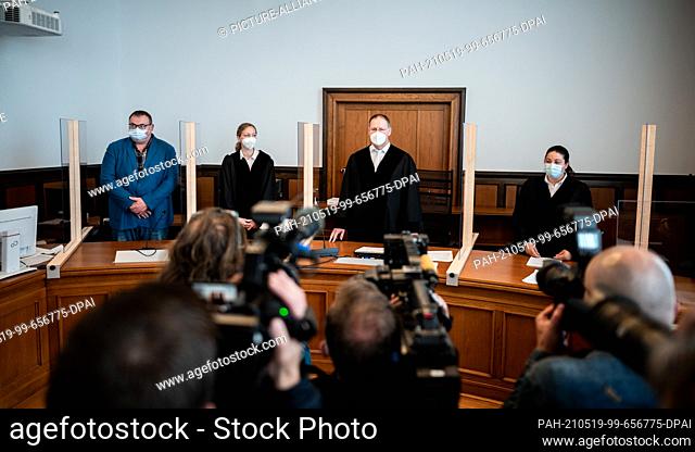 19 May 2021, North Rhine-Westphalia, Kleve: Presiding judge at the regional court van der Grinten enters the courtroom before the start of the trial for taking...