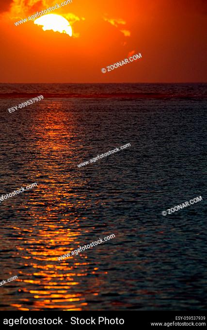 Sonnenuntergang bei Le Morne auf Mauritius, Afrika. Sunset over the Indian Ocean near Le Morne on the west coast of Mauritius, Africa