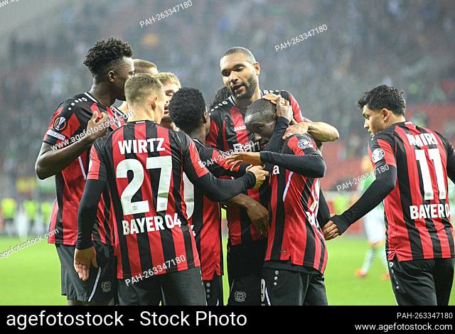 jubilation LEV to Florian WIRTZ (LEV) after his goal to 3: 0, left to right Edmond TAPSOBA (LEV), Florian WIRTZ (LEV), Jonathan TAH (LEV), Moussa DIABY (LEV)