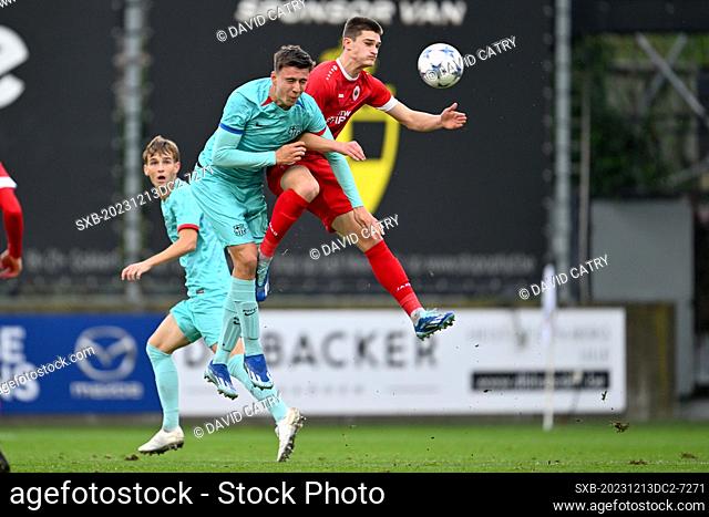 Eman Kospo (3) of Barcelona fighting for the ball with Gerard Vandeplas (20) of Antwerp during the Uefa Youth League matchday 6 game in group H in the 2023-2024...