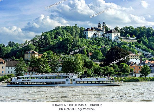Excursion boat Agnes Bernauer on the Inn river, at the top the Pilgrimage Church of Mariahilf Monastery, Passau, Lower Bavaria, Bavaria, Germany
