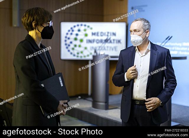 (LR) Bettina Stark-Watzinger (FDP), Federal Minister of Education and Research, and Roland Eils, head of the HiGHmed consortium of the Medical Informatics...