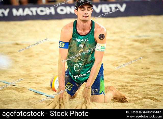 20 August 2023, Hamburg: Volleyball/Beach: Beach Pro Tour, match for 3rd place, Norway - Brazil. Brazil's Andre Loyola Stein kneels in the sand after losing a...