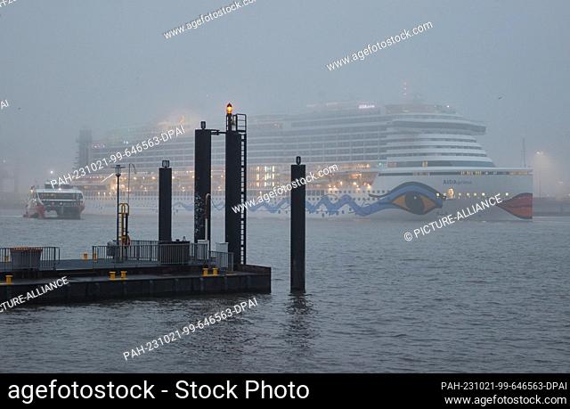 21 October 2023, Hamburg: The cruise ship ""Aida prima"" can be seen in the fog in the port of Hamburg. Photo: Georg Wendt/dpa