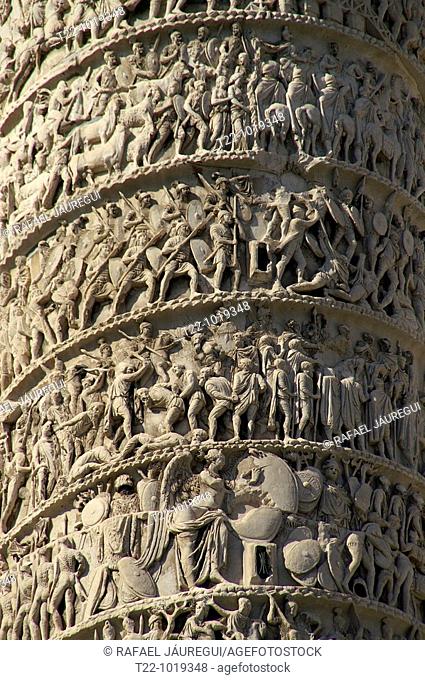 Roma Italia  Detalle de la Columna de Marco Aurelio en la Piazza Colonna del centro histórico de Roma  Detail of the Column of Marcus Aurelius in Piazza Colonna...