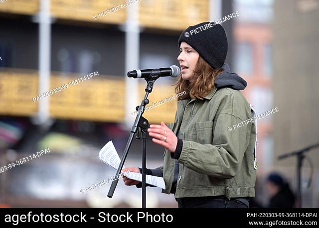 03 March 2022, Hamburg: Activist Luisa Neubauer speaks at a demonstration against the Ukraine war at Spielbudenplatz. The organization Fridays for Future is...