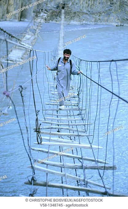 Pakistan, Hunza valley, Gulmit region, Suspension bridge over Hunza river