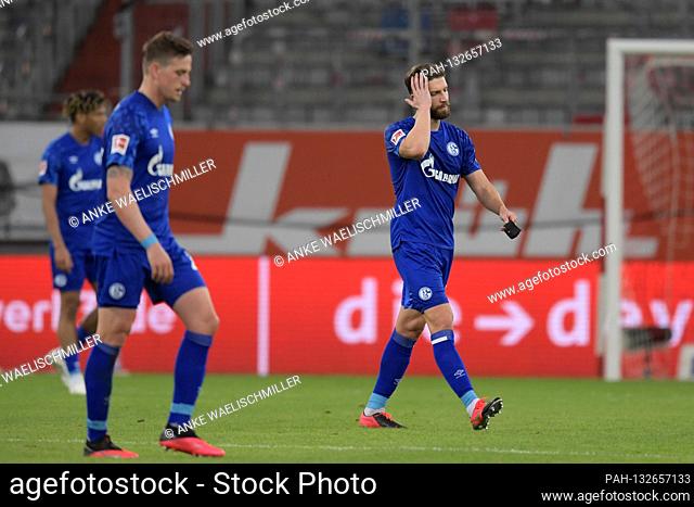 firo, football: 27.05.2020 1.Bundesliga, season 19/20 2019/2020 Fortuna Dusseldorf - FC Schalke Schalker players leave with hanging heads