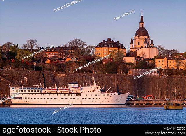 Sweden, Stockholm, view towards Sodermalm neighborhood with ships, dawn