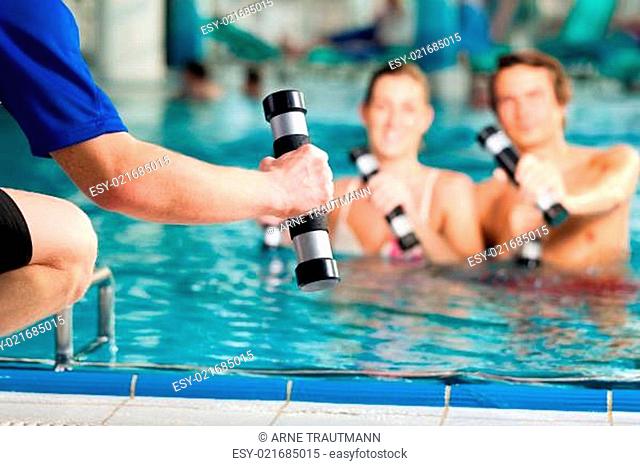Fitness - Sport unter Wasser im Schwimmbad oder Kurbad