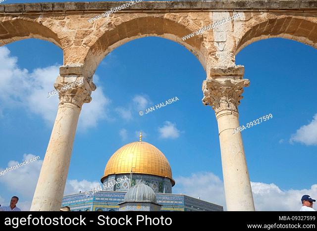 Israel, Jerusalem, Dome of the Rock. The jewel in the crown of Temple Mount / Al Haram Ash Sharif is the gold-plated Dome of the Rock