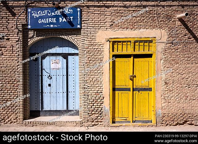 01 March 2023, Tunisia, Nefta: Wooden doors in the historic medina of Nefta. Photo: Sebastian Kahnert/dpa. - Nefta/Tozeur/Tunisia