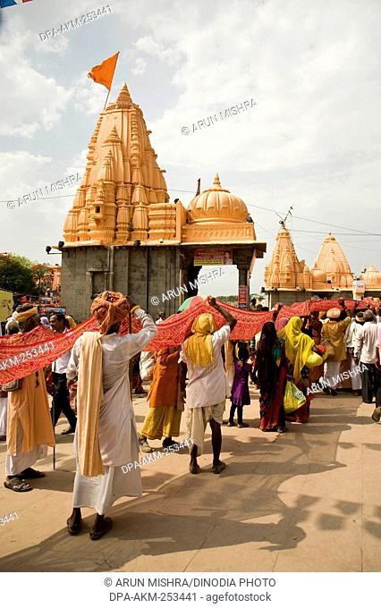 Pilgrims going for chunari yatra, kumbh mela, madhya pradesh, india, asia
