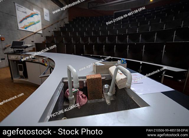 PRODUCTION - 28 April 2021, Hessen, Fulda: A sponge stands in a sink in a lecture hall at Fulda University of Applied Sciences