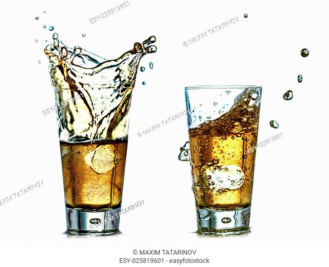 Fizzy cocktails with splash. Splashing drinks