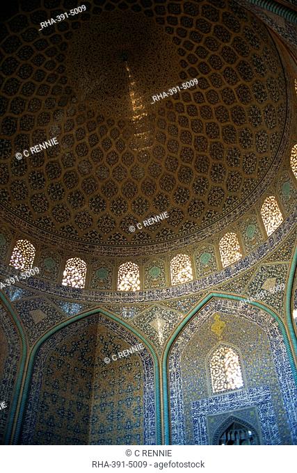 Interior of Sheikh Lotfollah mosque built between 1602 and 1619, Isfahan, Iran, Middle East