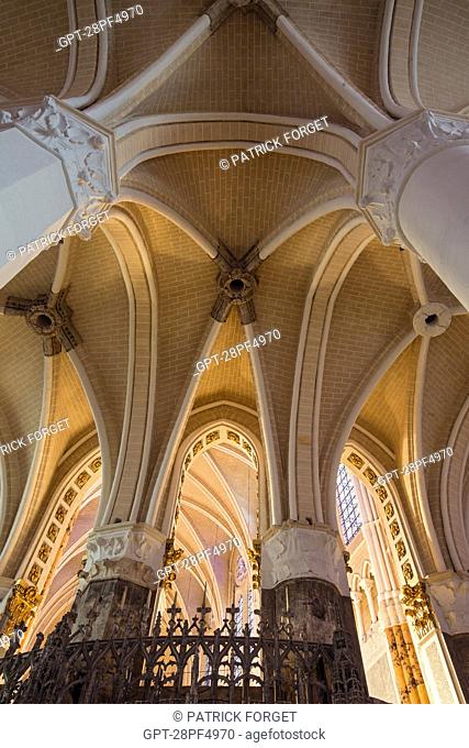 COLUMNS AND VAULTING IN THE SIDE AISLE, INTERIOR OF THE OUR LADY OF CHARTRES CATHEDRAL, LISTED AS A WORLD HERITAGE SITE BY UNESCO, EURE-ET-LOIR (28), FRANCE