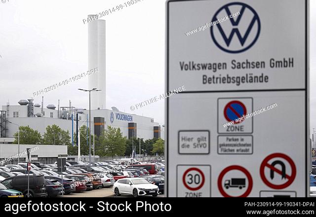 14 September 2023, Saxony, Zwickau: View of the access road to the Volkswagen Sachsen plant site in Zwickau. The plant has been a pioneer of electromobility at...