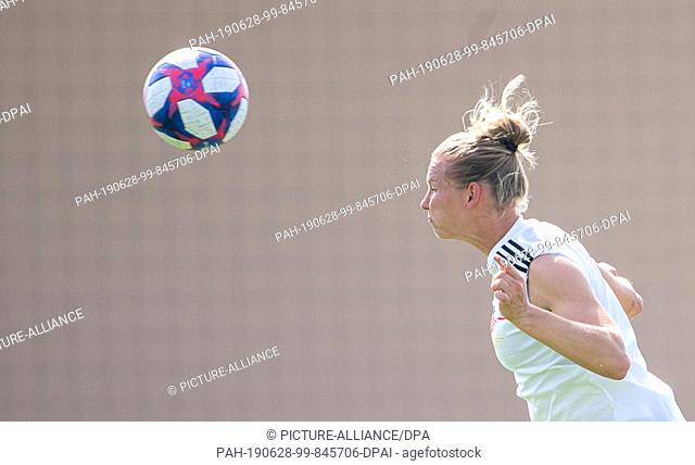 28 June 2019, France (France), Pont-Pean: Football, women: World Cup, national team, Germany, final press conference: Alexandra Popp beheads a ball