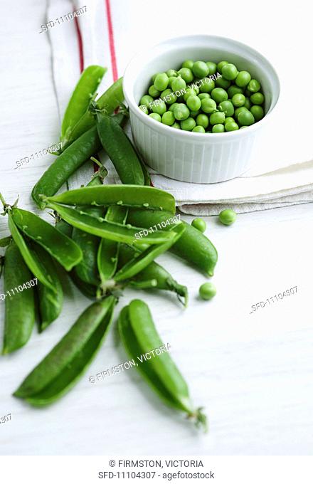 Pea pods and freshly shelled peas