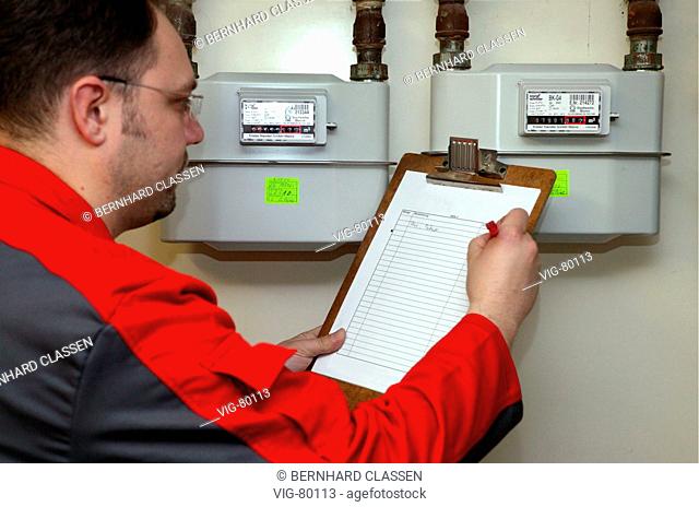 Man controlling the gas meter. - BONN, GERMANY, 06/01/2005