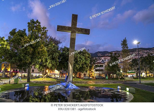 cross monument celebrating the 500th Anniversary of the Diocese in Funchal at dusk, Madeira, Portugal, Europe