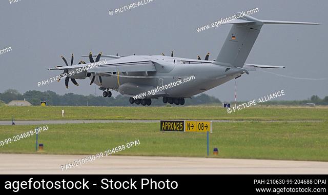 30 June 2021, Lower Saxony, Wunstorf: An Airbus A400M transport aircraft of the German Air Force lands at the airfield. The last soldiers of the German...