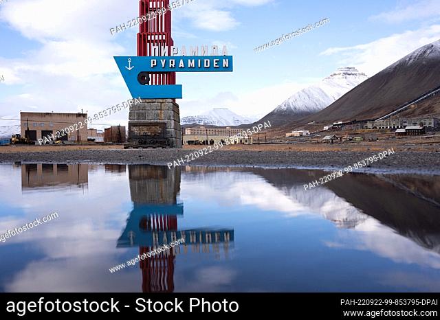 10 September 2022, Norway, Pyramiden: A stele with the inscription ""Pyramids"" in Cyrillic letters stands at the entrance to the abandoned Soviet-Russian...