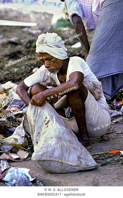 homeless seeking in the garbage, India, Kerala, Kochi, Cochin
