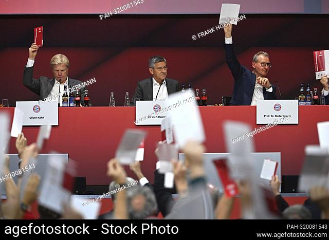 Herbert HAINER (President FC Bayern Munich) voting, election for President, left: Oliver KAHN (Management Chairman FCB), right: Prof.Dr