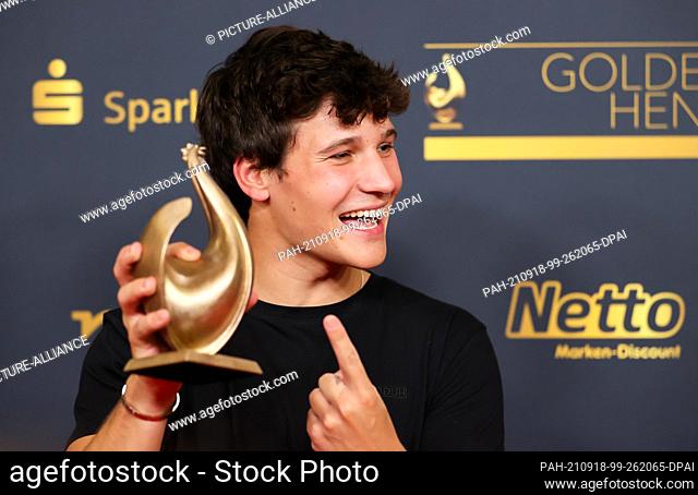 17 September 2021, Saxony, Leipzig: Pop singer Wincent Weiss poses with the ""Goldene Henne"" after the award ceremony. The audience award is being presented...