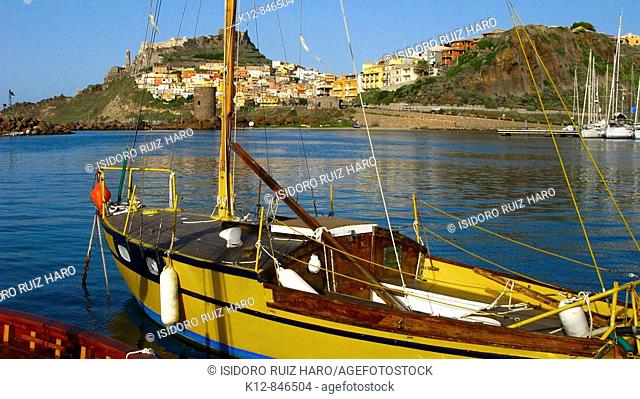 Traditional boats in the fishing port of Castelsardo. Sassari Province. Sardinia. Sardegna. Italy / Embarcaciones típicas en el puerto pesquero de Castelsardo