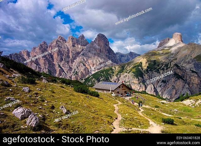 Lange Alm in den Dolomiten - Lange Alm Alpine club hut in Dolomites, Italy