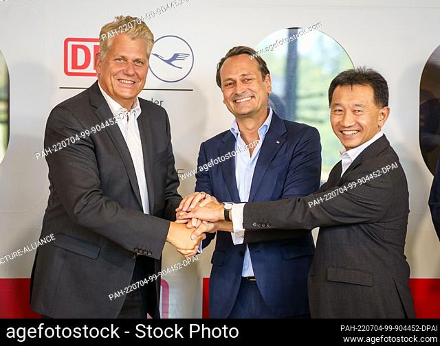 04 July 2022, Hessen, Frankfurt/Main: (L-R) Lufthansa Board Member Harry Hohmeister, DB Board Member for Long-Distance Passenger Transport Michael Peterson and...