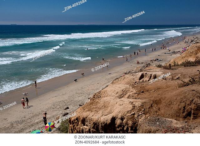 Strand mit Sand und Wellen in Suedkalifornien, zwischen Los Angeles und San Diego. Beach with sand and waves in Southern California