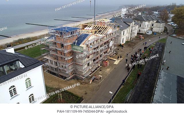 09 November 2018, Mecklenburg-Western Pomerania, Heiligendamm: The topping-out ceremony for the Villa ""Möwe"", the so-called pearl necklace of the historic...