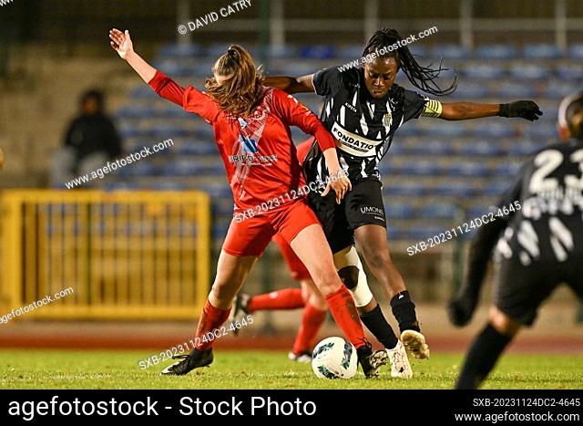 Lies Bongaerts (21) of Woluwe pictured fighting for the ball with Francesca Lueya (8) of Charleroi during a female soccer game between FC Femina White Star...
