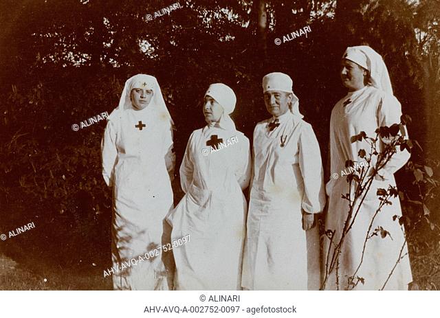 Album of the First World War in Friuli-Venezia Giulia: Red Cross nurses in the park of Villa Brazzà, home to 17 of the Hospital of war in Soleschiano Manzano