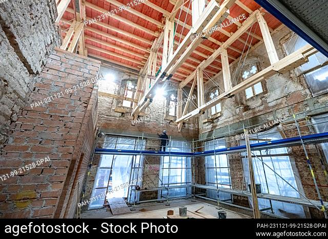 PRODUCTION - 20 November 2023, Bavaria, Straubing: Construction work in the historic town hall in the city center. The building