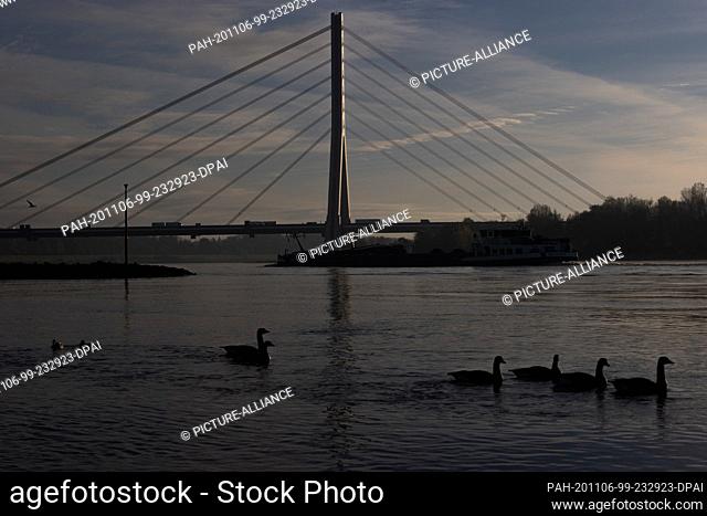 06 November 2020, North Rhine-Westphalia, Duesseldorf: View of the Fleher Bridge. From Friday evening (06.11.2020), motorists in the Düsseldorf area must expect...