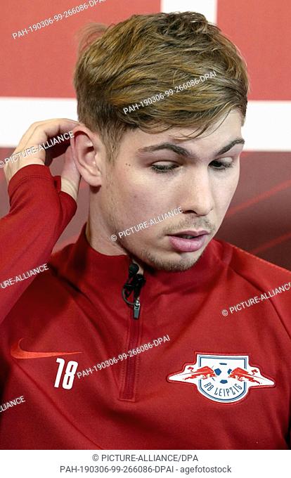 06 March 2019, Saxony, Leipzig: The newcomer to RB Leipzig, Emile Smith Rowe, of FC Arsenal London, gesticulated during a press conference on the occasion of...