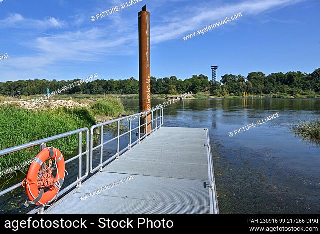 16 September 2023, Brandenburg, Aurith: Due to low water of the German-Polish border river Oder, is no ferry at the pier north of Eisenhüttenstadt