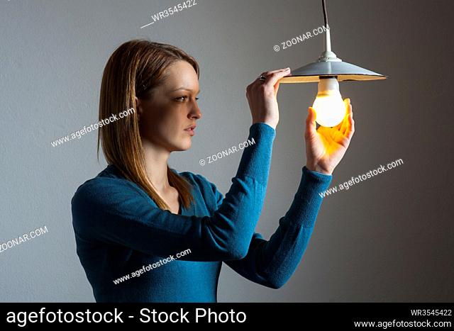 junge Frau mit einer Glühbirne